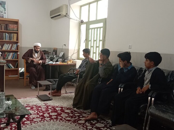 تصاویر/ برگزاری کارگاه پژوهشی با موضوع تحلیل مفهومی و آشنایی با نرم افزار نور در مدرسه علمیه قائمیه شهرستان بم