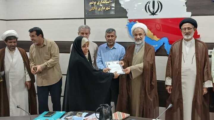 تصاویر/ تجلیل امام جمعه برازجان از فعالان فرهنگی و انتظامی دالکی