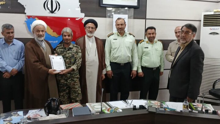 تصاویر/ تجلیل امام جمعه برازجان از فعالان فرهنگی و انتظامی دالکی