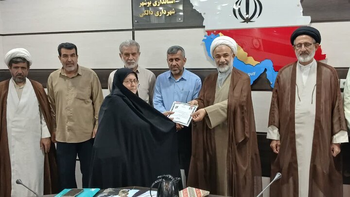 تصاویر/ تجلیل امام جمعه برازجان از فعالان فرهنگی و انتظامی دالکی