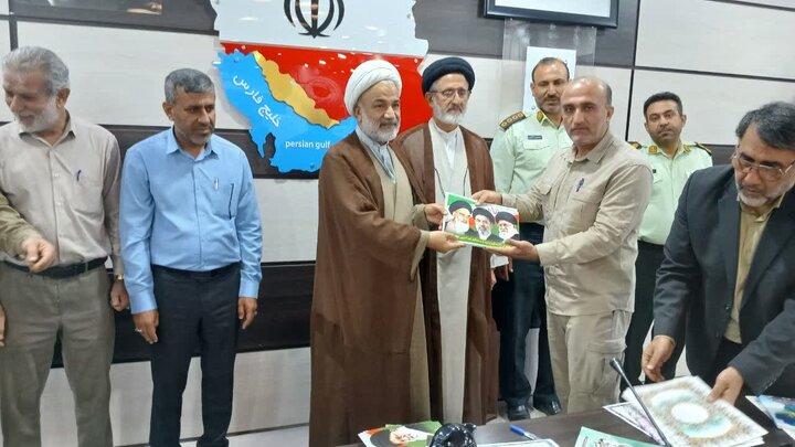 تصاویر/ تجلیل امام جمعه برازجان از فعالان فرهنگی و انتظامی دالکی