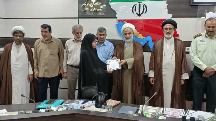 تصاویر/ تجلیل امام جمعه برازجان از فعالان فرهنگی و انتظامی دالکی