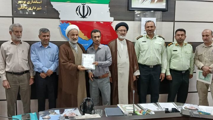 تصاویر/ تجلیل امام جمعه برازجان از فعالان فرهنگی و انتظامی دالکی