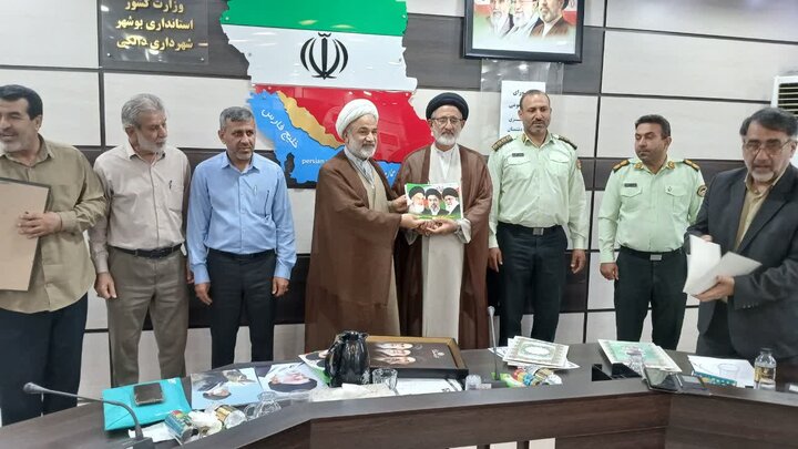 تصاویر/ تجلیل امام جمعه برازجان از فعالان فرهنگی و انتظامی دالکی