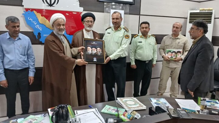 تصاویر/ تجلیل امام جمعه برازجان از فعالان فرهنگی و انتظامی دالکی