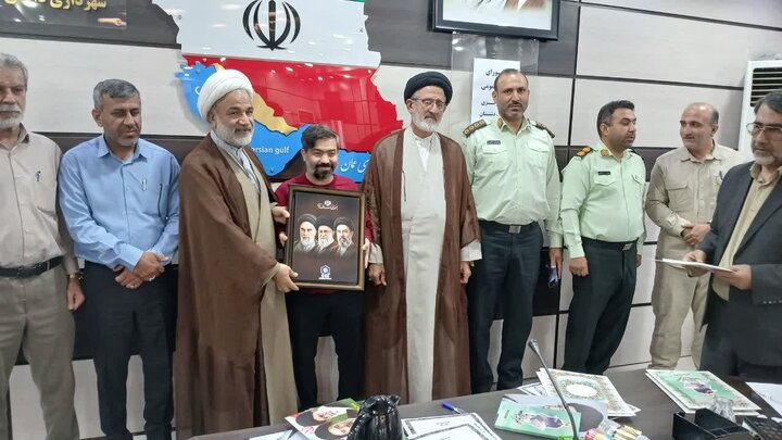 تصاویر/ تجلیل امام جمعه برازجان از فعالان فرهنگی و انتظامی دالکی
