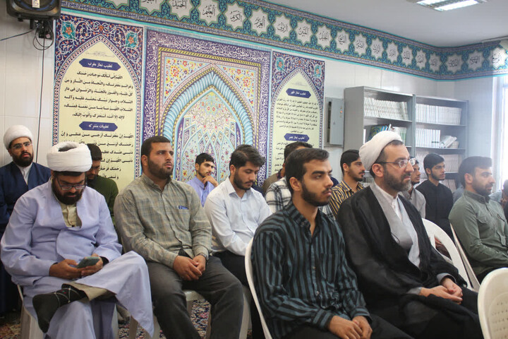 تصاویر/ سی‌‌ و نهمین جلسه از سلسله جلسات انس با قرآن و تفسیر موضوعی قرآن کریم در مدرسه علمیه امام مهدی (عج) کرمان