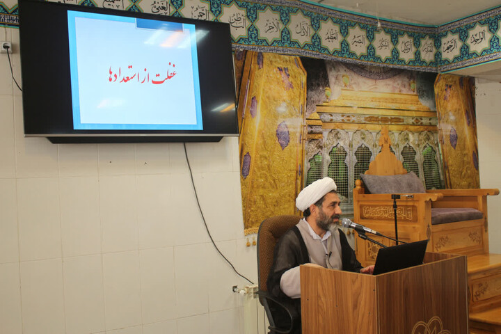 تصاویر/ سی‌‌ و نهمین جلسه از سلسله جلسات انس با قرآن و تفسیر موضوعی قرآن کریم در مدرسه علمیه امام مهدی (عج) کرمان