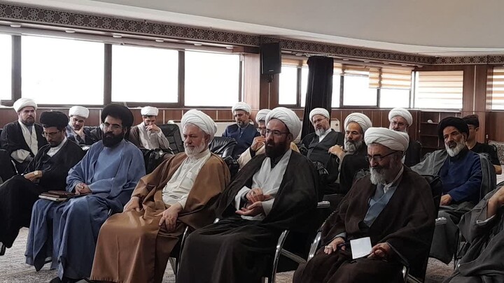 تصاویر / برگزاری جلسه تبیینی «شبهات پیش‌رو» با حضور ائمه جمعه و دبیران امور مساجد استان همدان در مشهد