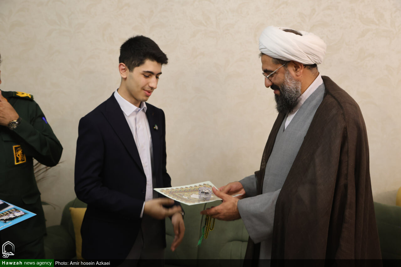تصاویر / تجلیل امام جمعه همدان از افتخار آفرینی نوجوان همدانی در کنکور