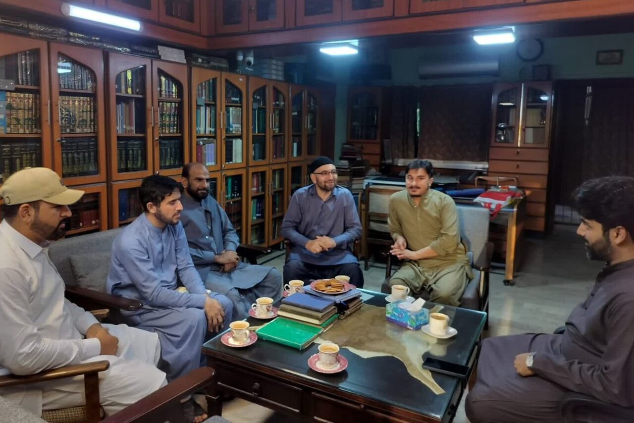 جامعۃ المصطفیٰ کراچی کے مدیر کی ہمراہی میں محققین کے وفد کا کتابخانۂ مرتضوی کا مطالعاتی دورہ