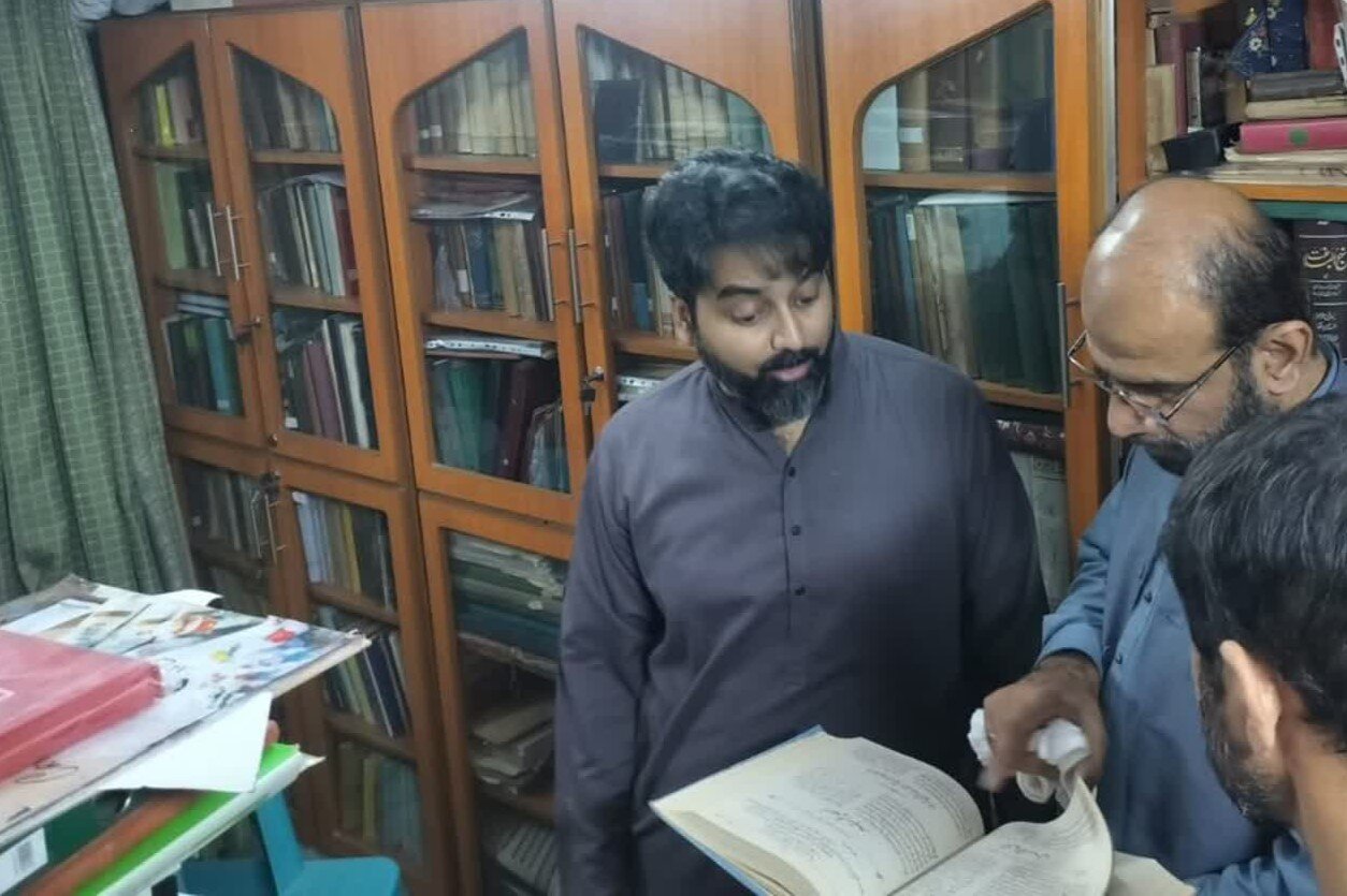 جامعۃ المصطفیٰ کراچی کے مدیر کی ہمراہی میں محققین کے وفد کا کتابخانۂ مرتضوی کا مطالعاتی دورہ