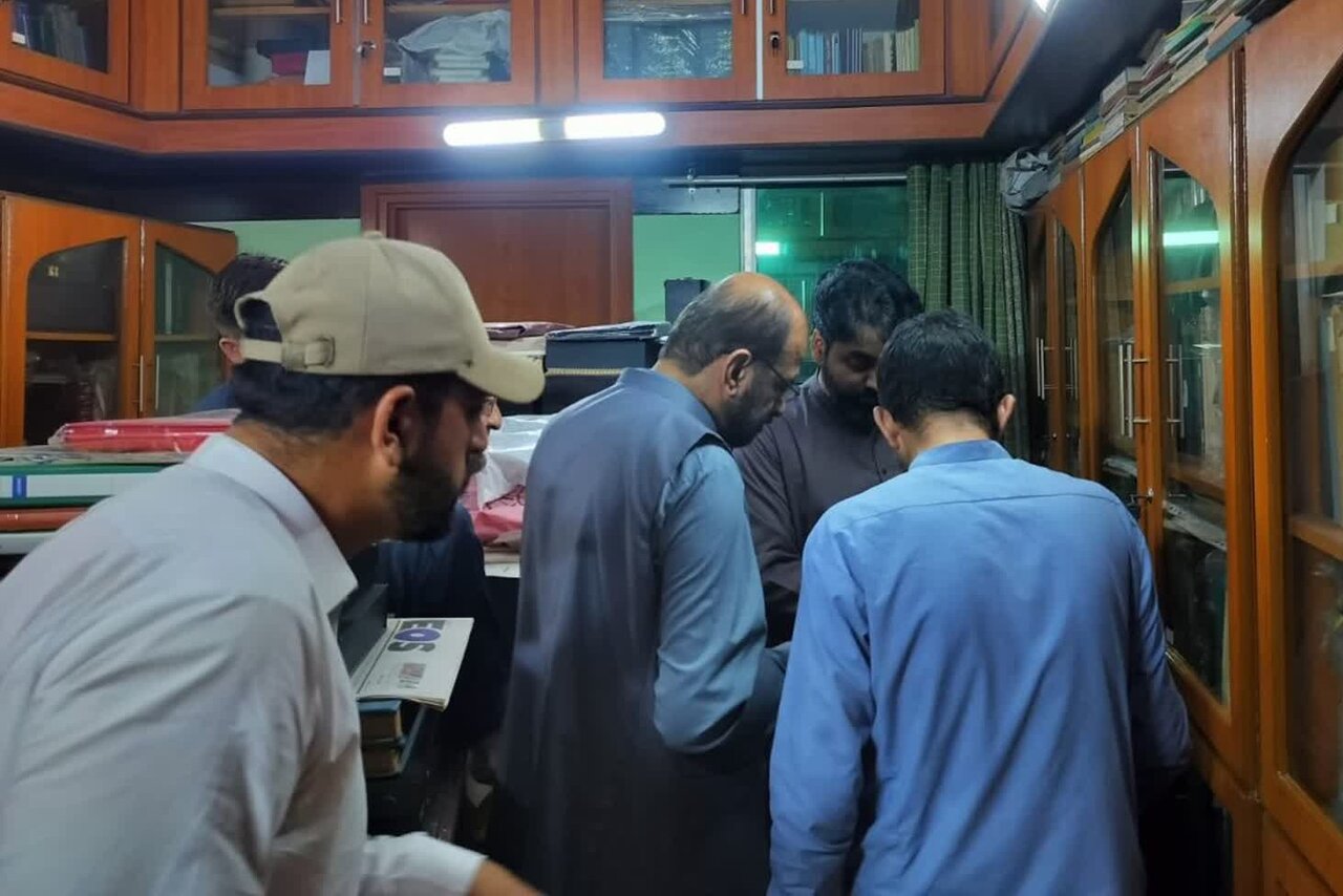 جامعۃ المصطفیٰ کراچی کے مدیر کی ہمراہی میں محققین کے وفد کا کتابخانۂ مرتضوی کا مطالعاتی دورہ