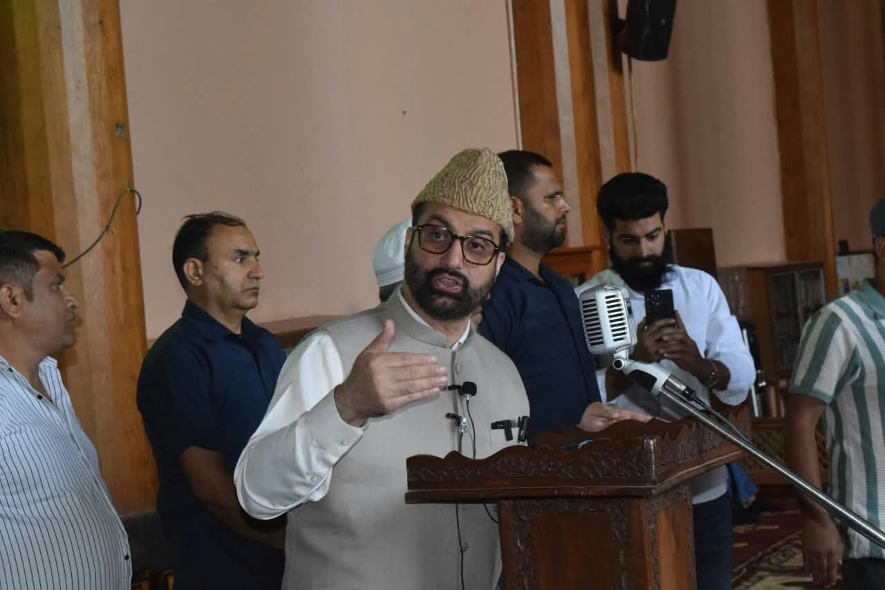 جامع مسجد سرینگر میں سیرت مقابلے کی تقریبِ تقسیمِ انعامات: بچوں میں آج پروان چڑھائی جانے والی اقدار ہی کل کے معاشرے کی تشکیل کریں گی: میرواعظ