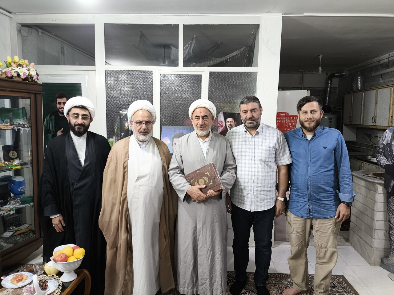 دیدار نمایندگان آیت‌الله اعرافی با خانواده شهید مختارزاده + تصاویر