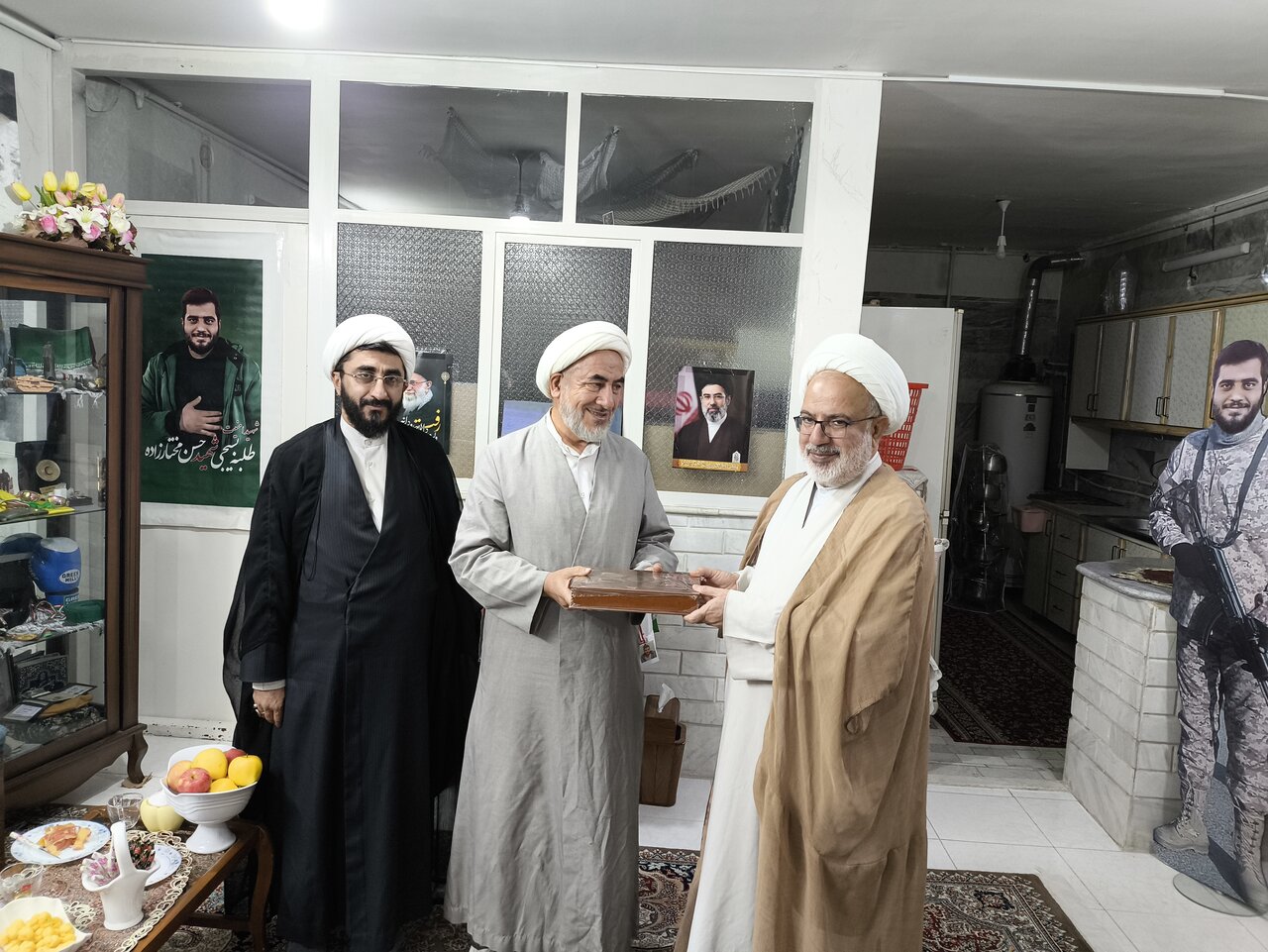 دیدار نمایندگان آیتالله اعرافی با خانواده شهید مختارزاده + تصاویر