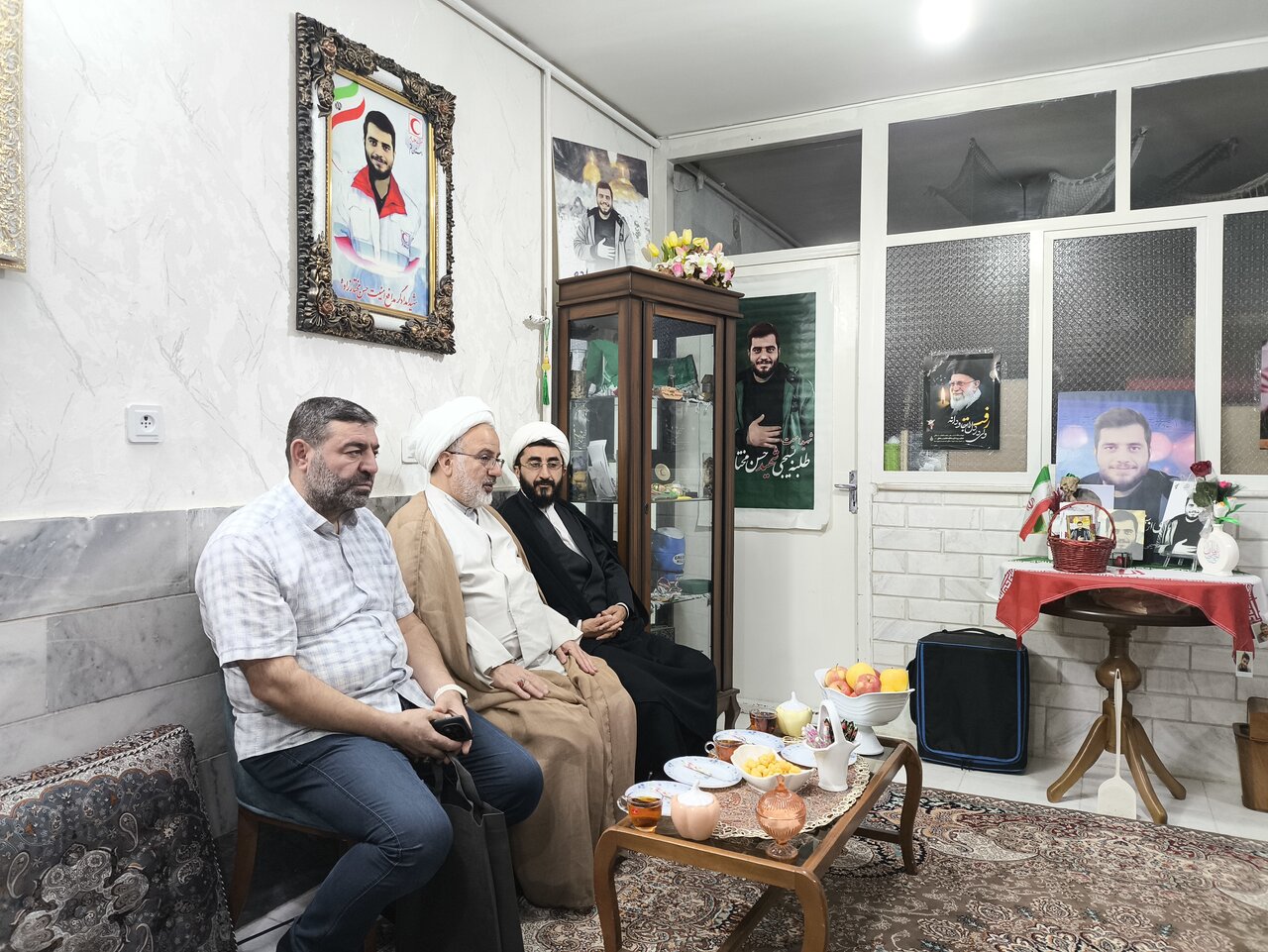 دیدار نمایندگان آیتالله اعرافی با خانواده شهید مختارزاده + تصاویر