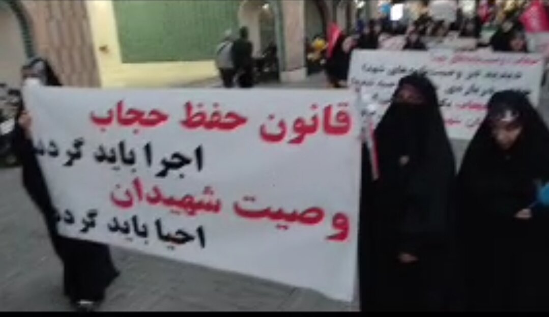 فیلم |حضور جمعی از مردم اراک در مطالبه اجرای قانون عفاف حجاب و حفظ بنیان خانواده