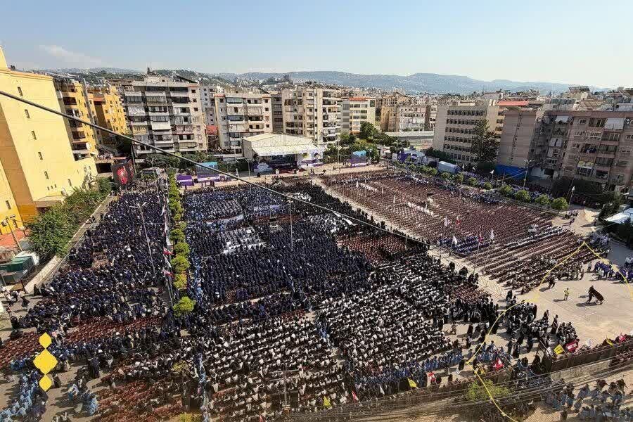 Mkusanyiko wa Skauti elf 17 wa Al-Mahdi (a.j.) Wakiambatana na Gwaride la Wanafunzi wa Lebanon Wakiwa na Mikoba ya Mashahidi wa Minab
