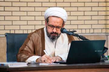 هتک حرمت عالم کرمانی زمینه‌ ساز قیام مشروطه‌ خواهان شد
