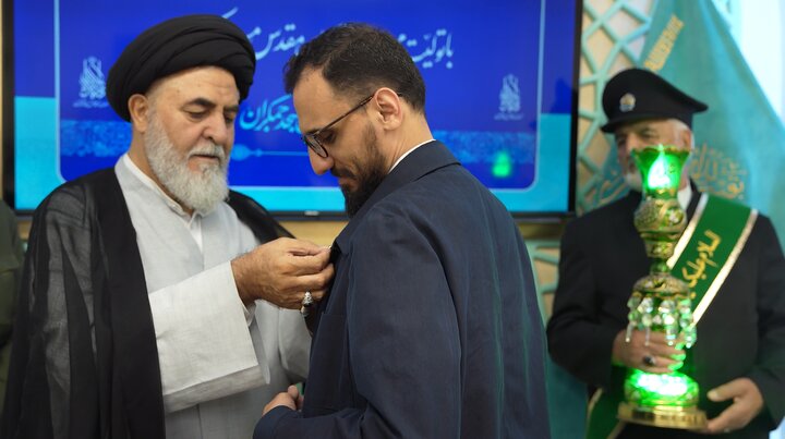 اعطای نشان خادمی افتخاری مسجد جمکران به حسن روح‌الامین