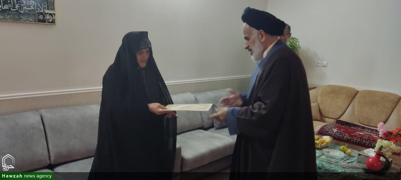 تجلیل رئیس عقیدتی سیاسی فراجا همدان از خانواده شهدای انتظامی+تصاویر