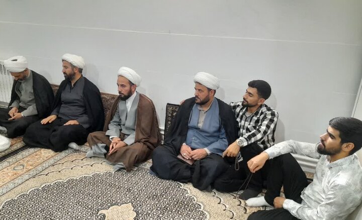 تصاویر/ جلسه درس اخلاق هفتگی طلاب مدرسه علمیه بیجار