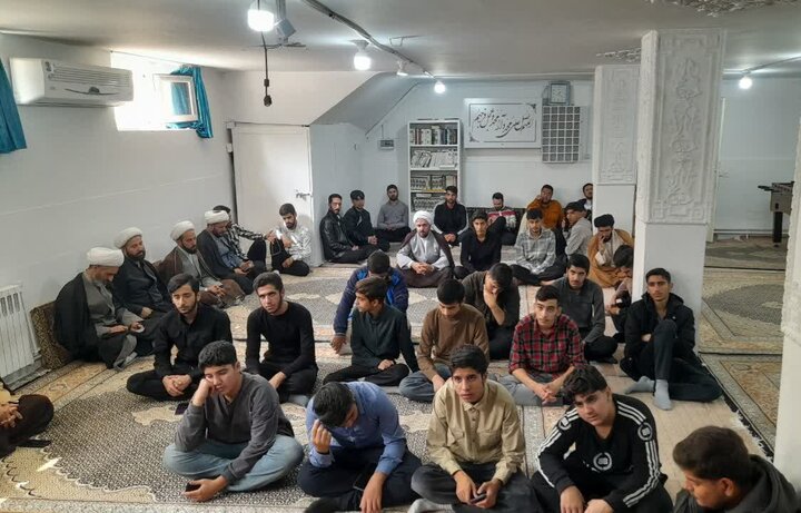 تصاویر/ جلسه درس اخلاق هفتگی طلاب مدرسه علمیه بیجار
