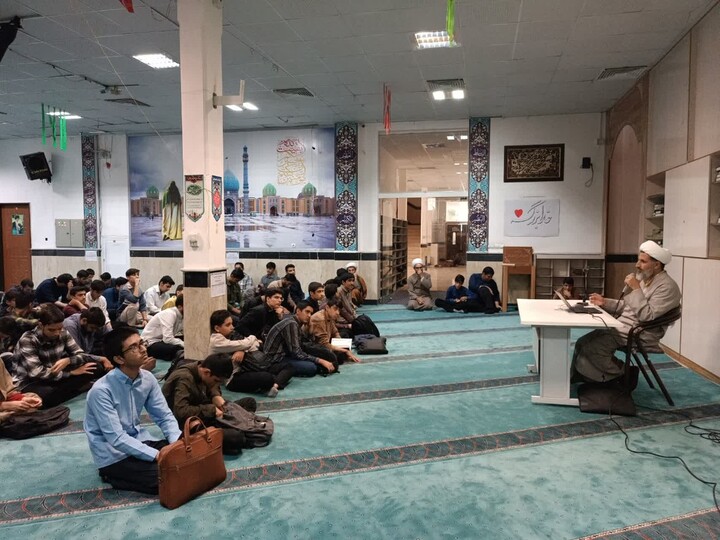تصاویر| برگزاری کلاس «بصیرت سیاسی» در مدرسه علمیه رضویه بیرجند