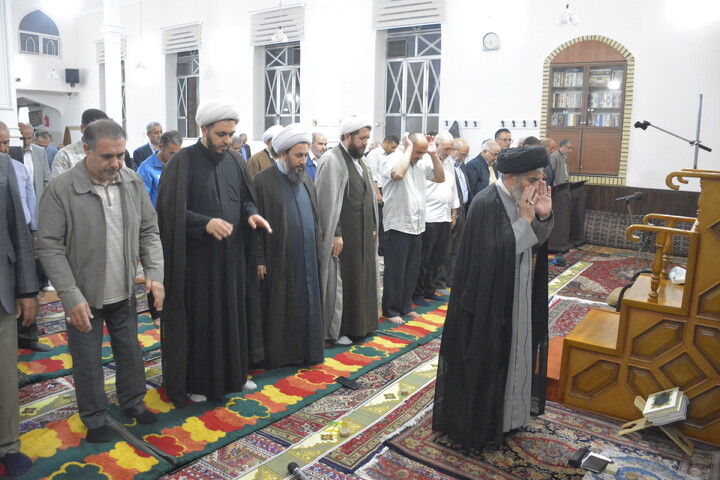 تصاویر/ حضور نماینده ولی فقیه در آذربایجان غربی در بین نمازگزاران بقعه شیخ نوایی خوی