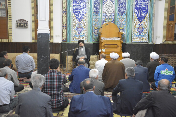 تصاویر/ حضور نماینده ولی فقیه در آذربایجان غربی در بین نمازگزاران بقعه شیخ نوایی خوی