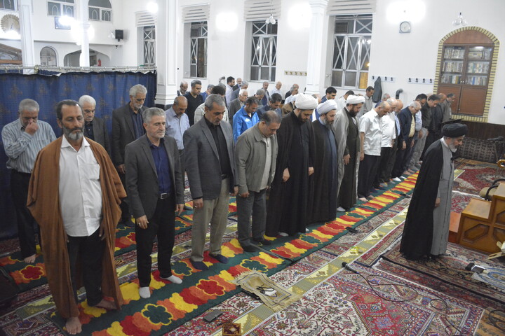 تصاویر/ حضور نماینده ولی فقیه در آذربایجان غربی در بین نمازگزاران بقعه شیخ نوایی خوی