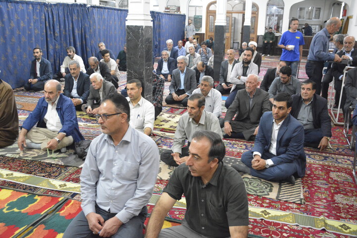 تصاویر/ حضور نماینده ولی فقیه در آذربایجان غربی در بین نمازگزاران بقعه شیخ نوایی خوی