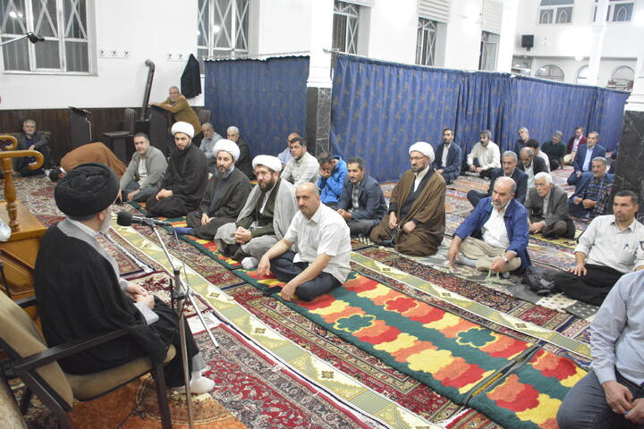 تصاویر/ حضور نماینده ولی فقیه در آذربایجان غربی در بین نمازگزاران بقعه شیخ نوایی خوی
