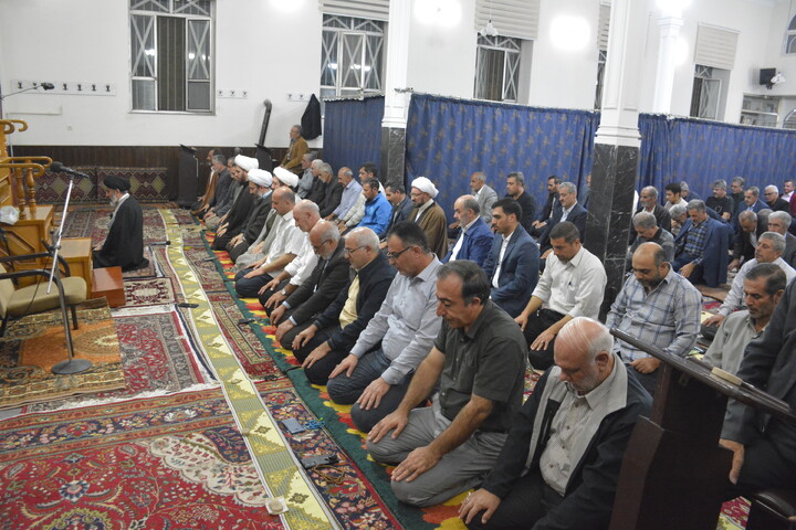 تصاویر/ حضور نماینده ولی فقیه در آذربایجان غربی در بین نمازگزاران بقعه شیخ نوایی خوی