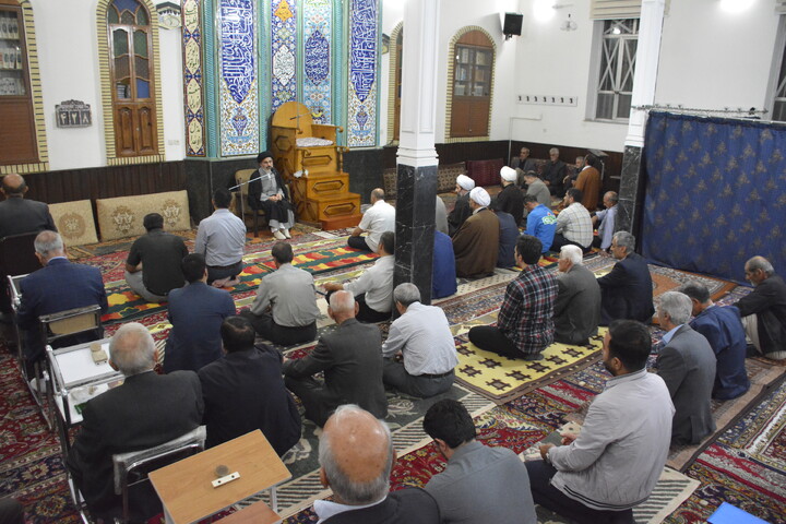 تصاویر/ حضور نماینده ولی فقیه در آذربایجان غربی در بین نمازگزاران بقعه شیخ نوایی خوی