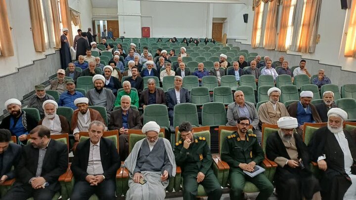 تصاویر/همایش هم‌اندیشی ائمه جمعه، ائمه جماعات و هیئت‌ امنای مساجد زرندیه