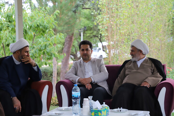 تصاویر/بازدید معاون تبلیغ حوزه های علمیه کشور از مرکز صدا و سیمای استان کردستان
