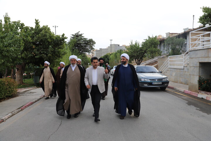 تصاویر/بازدید معاون تبلیغ حوزه های علمیه کشور از مرکز صدا و سیمای استان کردستان