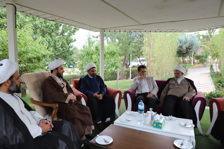 تصاویر/بازدید معاون تبلیغ حوزه های علمیه کشور از مرکز صدا و سیمای استان کردستان