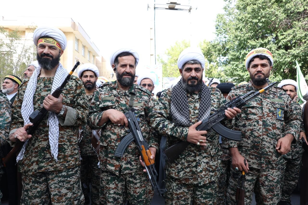 فیلم | گوشه‌هایی از حضور طلاب و روحانیون چهارمحال و بختیاری در رزمایش جان‌فدایان بام ایران