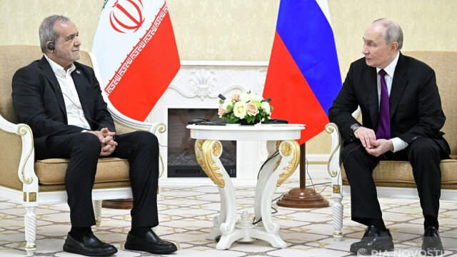 Putin in Meeting with Pezeshkian: Convey My Greetings to Ayatollah Khamenei