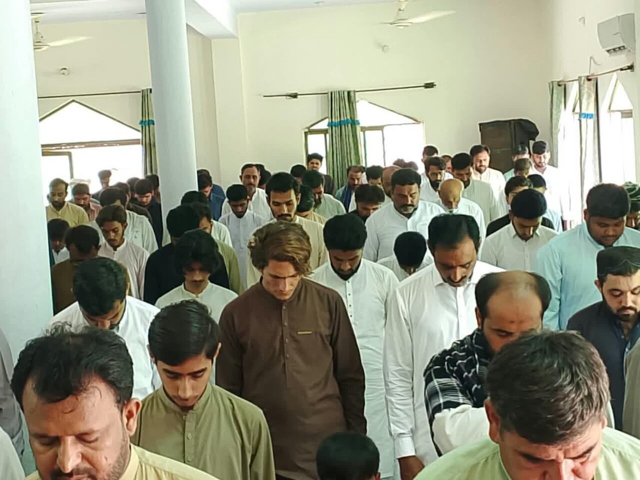 انسان کو حق کے قبول کرنے میں اپنی انا اور ضد کو رکاوٹ نہیں بننے دینا چاہیے