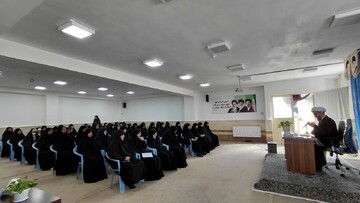 تصاویر/ نشست مدیر حوزه‌ علمیه خواهران آذربایجان غربی با طلاب مدرسه علمیه حضرت زینب کبری ارومیه