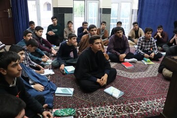 تصاویر/  نشست هفتگی طلاب پایه اول با مدیر مدرسه علمیه شهید امام خامنه ای ارومیه