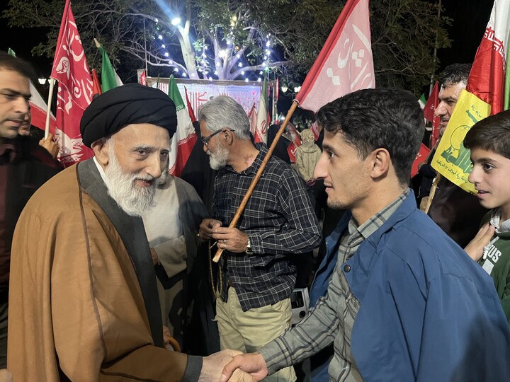 تصاویر/ حضور آیت الله موسوی اصفهانی در ۲۱۴ شب از اجتماع شبانه در آرامگاه بوعلی سینا