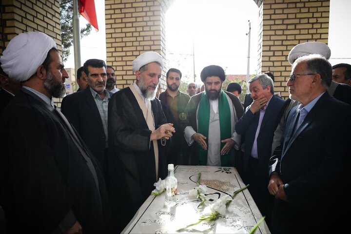 تصاویر / دیدار امام جمعه قزوین  با علما، روحانیون و طلاب خواهر و برادر بخش اسفرورین