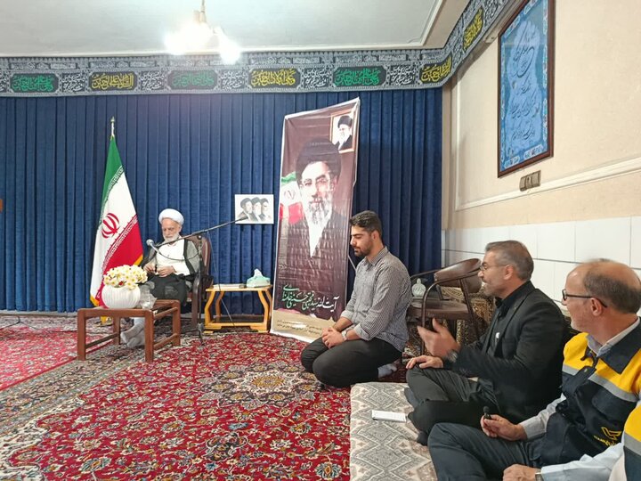 تصاویر/دیدار کارکنان شرکت ملی پست با نماینده ولی فقیه در استان مرکزی
