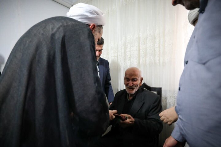 تصاویر / دیدار نماینده ولی فقیه در استان قزوین از خانواده شهید در شهر   اسفرورین