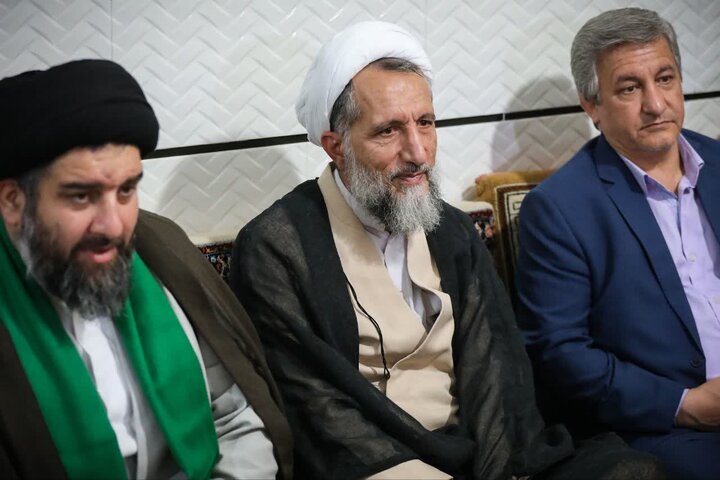 تصاویر / دیدار نماینده ولی فقیه در استان قزوین از خانواده شهید در شهر   اسفرورین